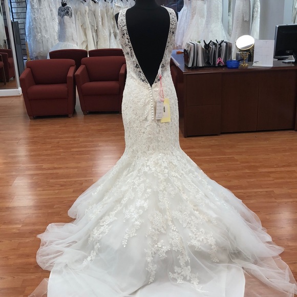 Ivory wedding gown with lace floral print - Picture 4 of 8